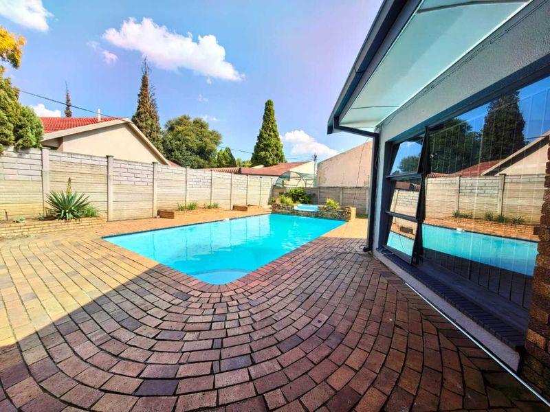 Stunning property for sale in Sasolburg in a prime area at a give away price!! - Photo 4