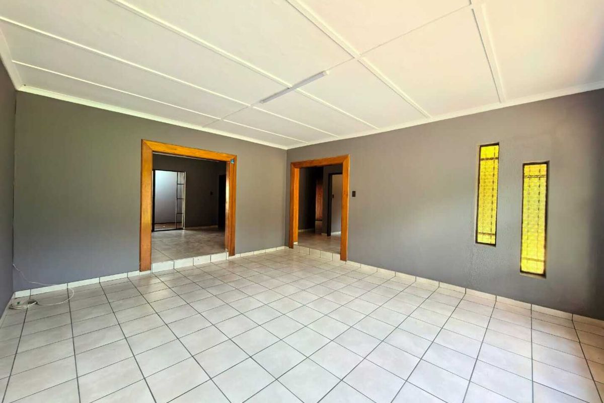 Stunning property for sale in Sasolburg in a prime area at a give away price!! - Photo 3