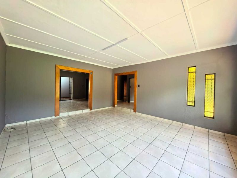 Stunning property for sale in Sasolburg in a prime area at a give away price!! - Photo 3