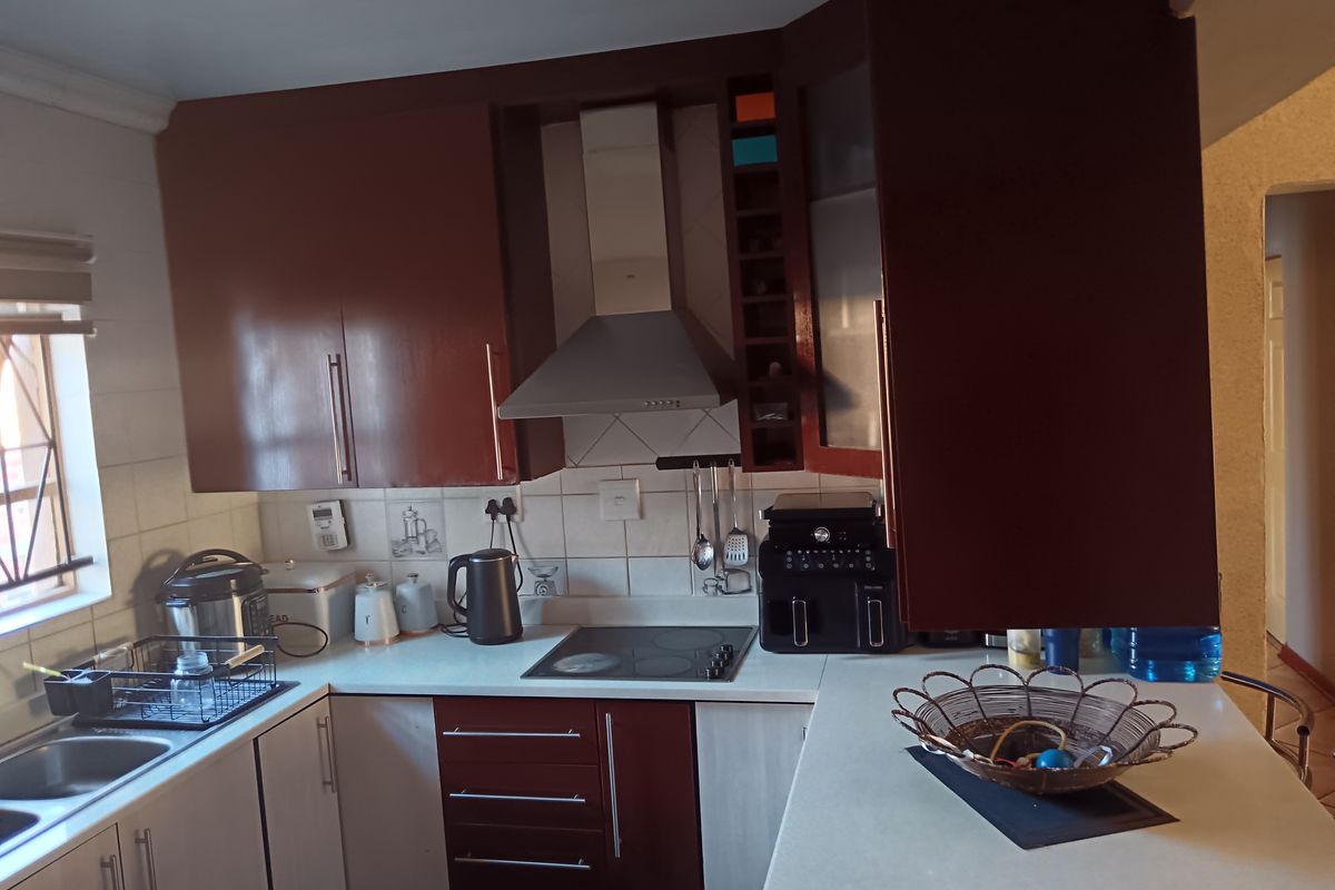 Immaculate 4 bedroom double Storey Home for sale in Vista Park - Photo 3