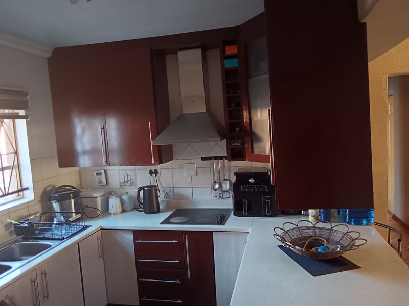 Immaculate 4 bedroom double Storey Home for sale in Vista Park - Photo 3