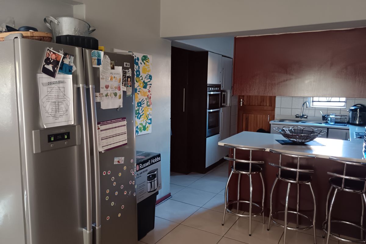 Immaculate 4 bedroom double Storey Home for sale in Vista Park - Photo 4