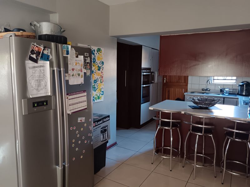 Immaculate 4 bedroom double Storey Home for sale in Vista Park - Photo 4