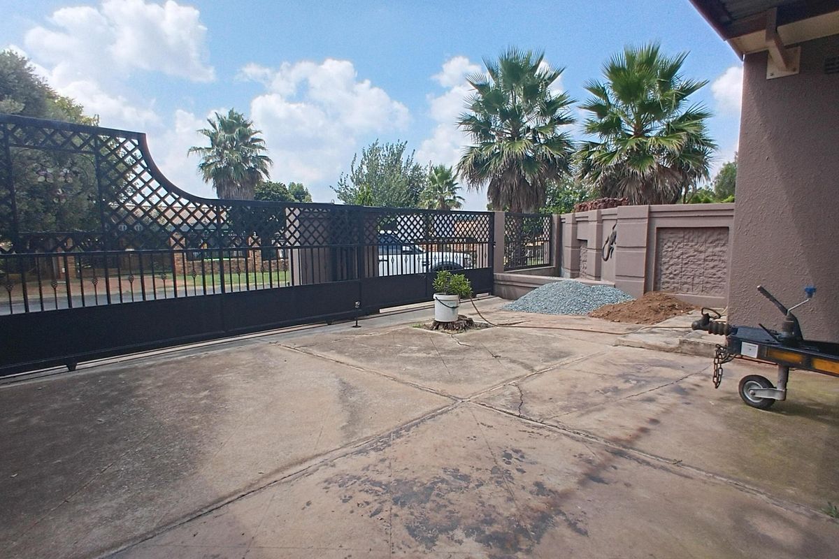 Entertainer’s Dream with Lush Garden, Poolside Living & Separate Flatlet - Photo 5