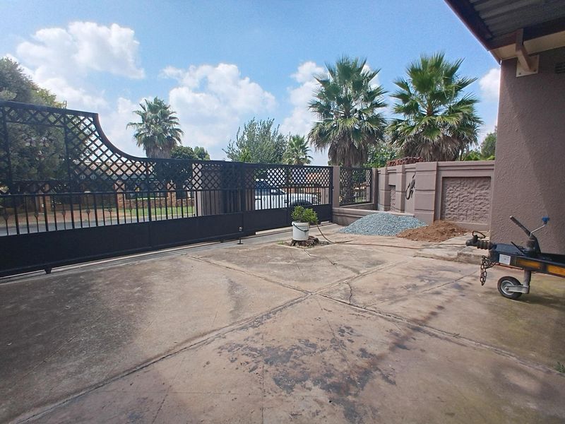 Entertainer’s Dream with Lush Garden, Poolside Living & Separate Flatlet - Photo 5