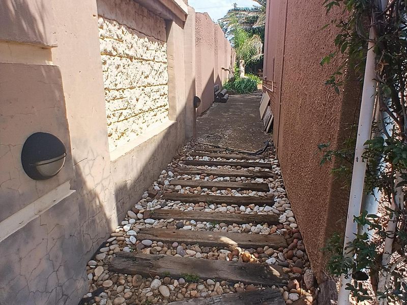 Entertainer’s Dream with Lush Garden, Poolside Living & Separate Flatlet - Photo 7