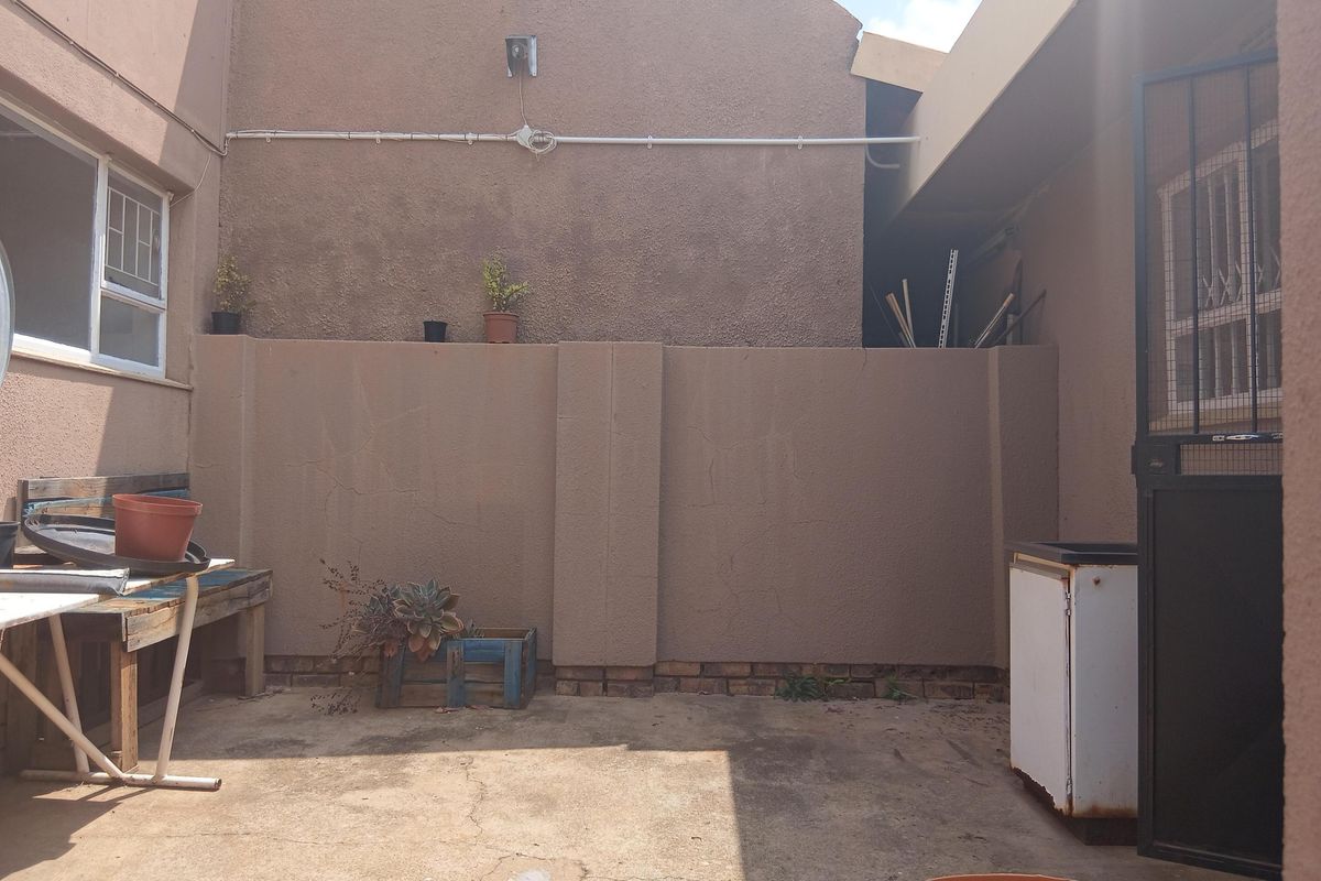 Entertainer’s Dream with Lush Garden, Poolside Living & Separate Flatlet - Photo 2
