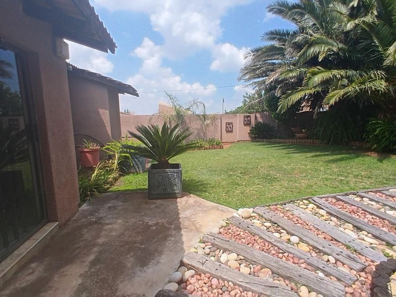 Entertainer’s Dream with Lush Garden, Poolside Living & Separate Flatlet - Photo 6