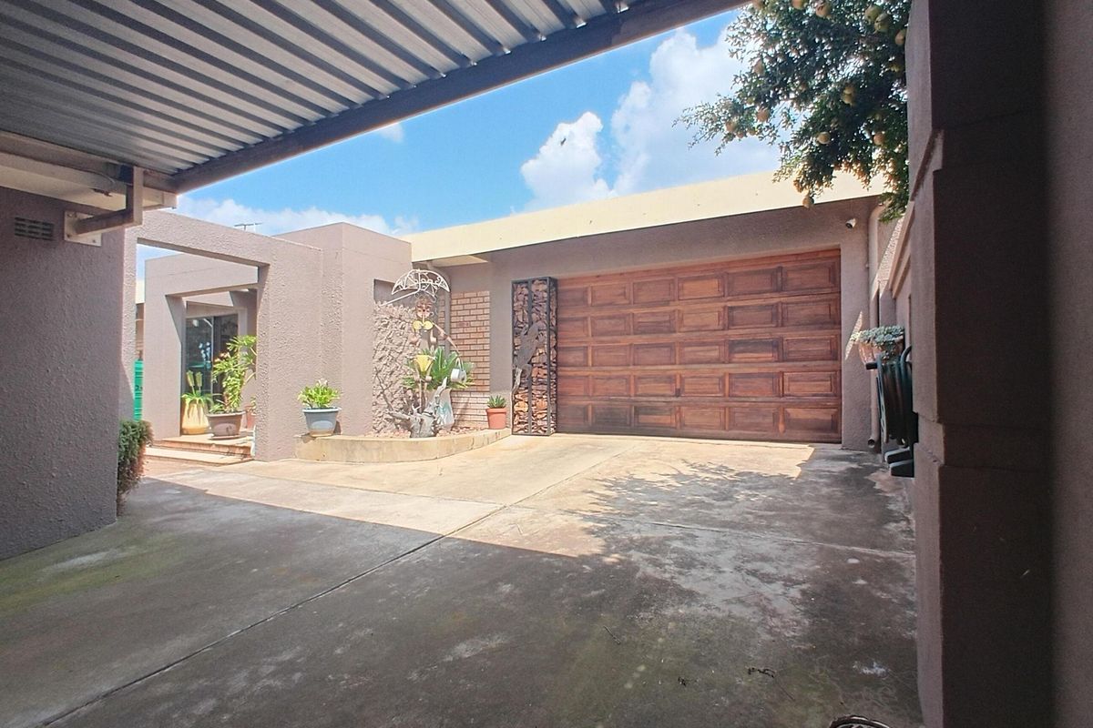 Entertainer’s Dream with Lush Garden, Poolside Living & Separate Flatlet - Photo 4