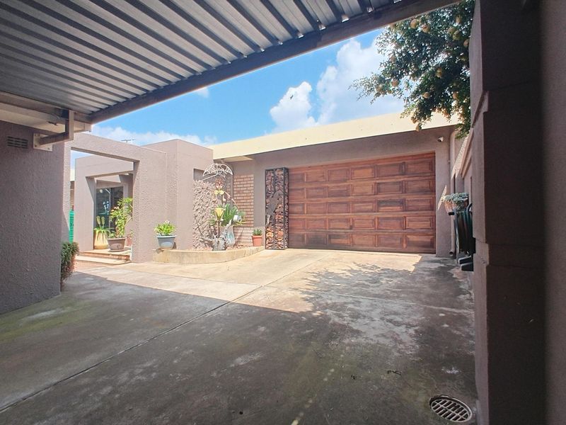 Entertainer’s Dream with Lush Garden, Poolside Living & Separate Flatlet - Photo 4