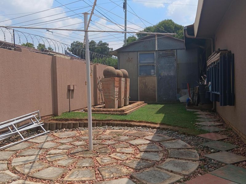 Entertainer’s Dream with Lush Garden, Poolside Living & Separate Flatlet - Photo 3