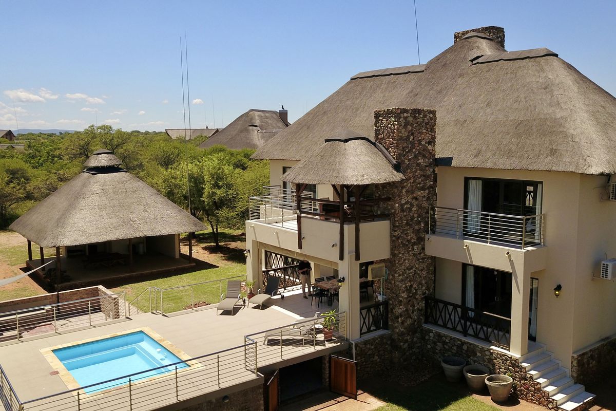 Luxury Bushveld Retreat with Panoramic Waterberg Views in Zebula Golf Estate - Photo 2