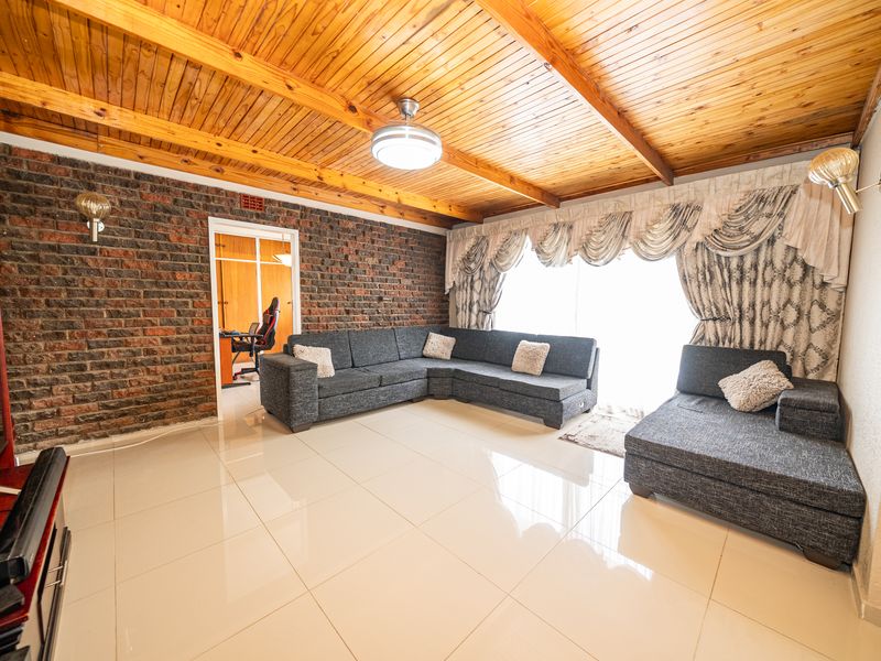 5 Bedroom home - Photo 4