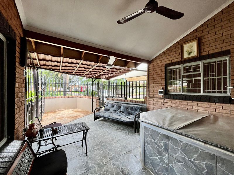 Tucked away right in the heart of Bela-Bela - Photo 4