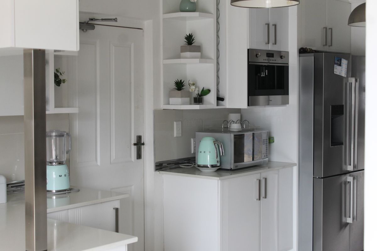 With loads of light and the beautiful view of the Magalies Mountain Range - Photo 2