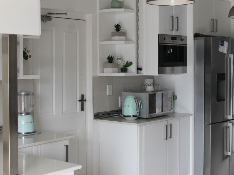 With loads of light and the beautiful view of the Magalies Mountain Range - Photo 2