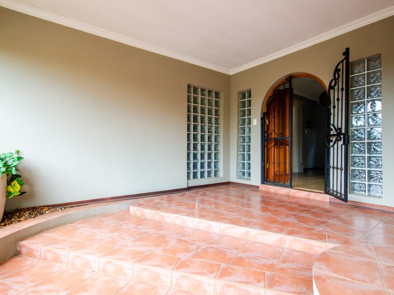 4 Bed Family Home Faerie Glen - Photo 4