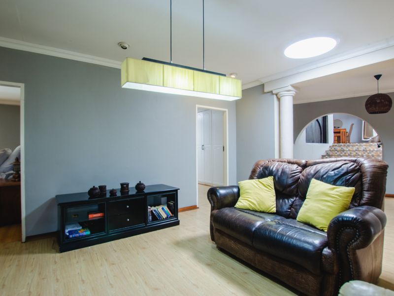 5 Bed Family Home Faerie Glen - Photo 9
