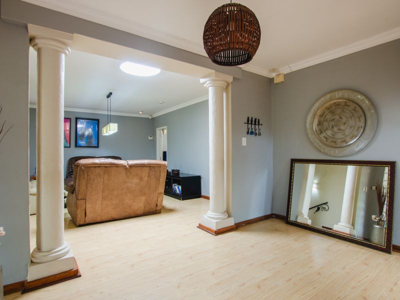 5 Bed Family Home Faerie Glen - Photo 4