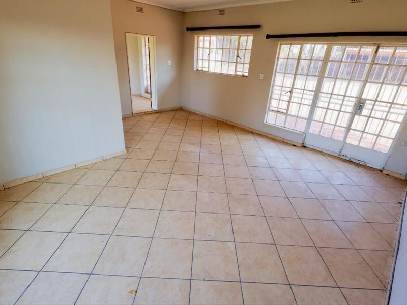 Spacious Family Home with Endless Potential in a Prime Location - Photo 9