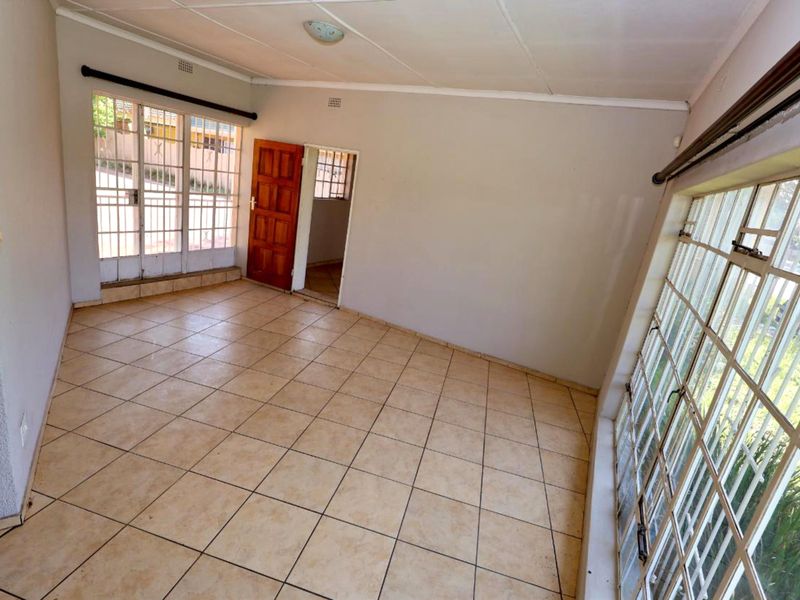 Spacious Family Home with Endless Potential in a Prime Location - Photo 10