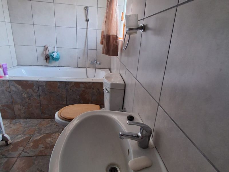 Charming 2-Bedroom Face Brick Family Home  Discover comfort and opportunity in this cozy, well-kept - Photo 7