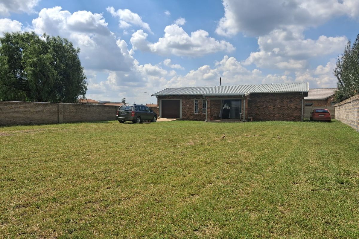 Charming 2-Bedroom Face Brick Family Home  Discover comfort and opportunity in this cozy, well-kept - Photo 5