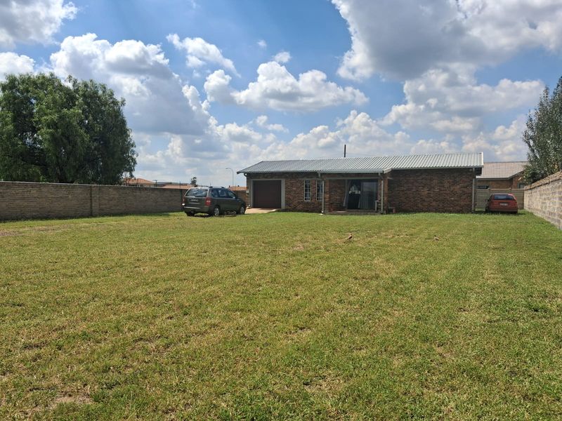 Charming 2-Bedroom Face Brick Family Home  Discover comfort and opportunity in this cozy, well-kept - Photo 5