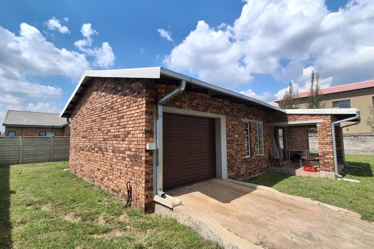 Charming 2-Bedroom Face Brick Family Home  Discover comfort and opportunity in this cozy, well-kept - Photo 3