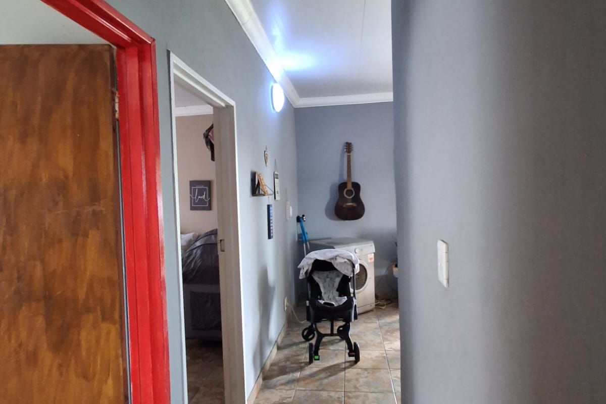 Charming 2-Bedroom Face Brick Family Home  Discover comfort and opportunity in this cozy, well-kept - Photo 2