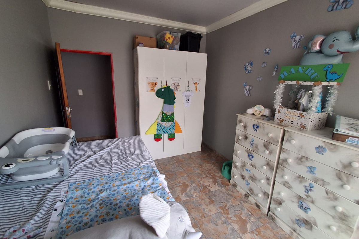 Charming 2-Bedroom Face Brick Family Home  Discover comfort and opportunity in this cozy, well-kept - Photo 4