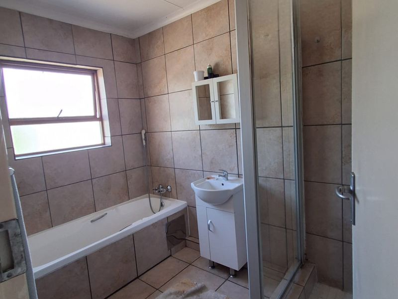 Luxurious 2 Bedroom Flat for Sale in Antiqua Bay Vaalpark. - Photo 9