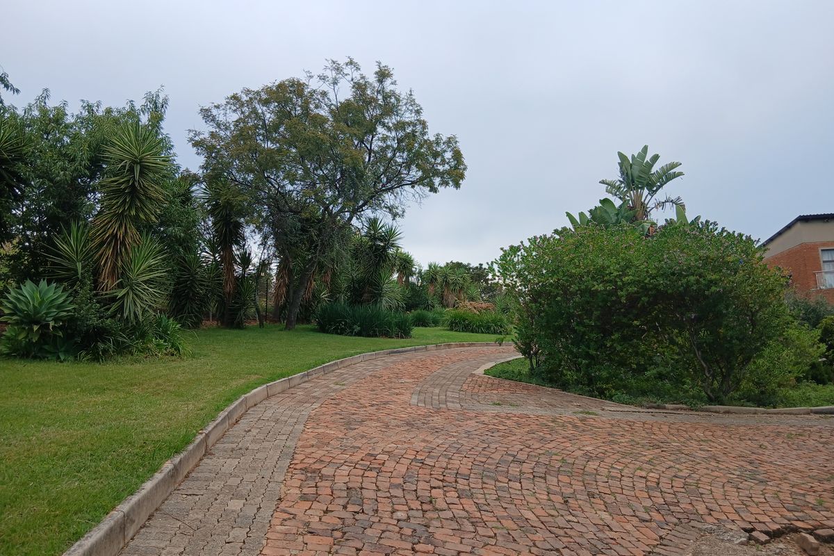 A Rare 1-Hectare Luxury Estate Offering Scale, Security & Sophisticated Living - Photo 4