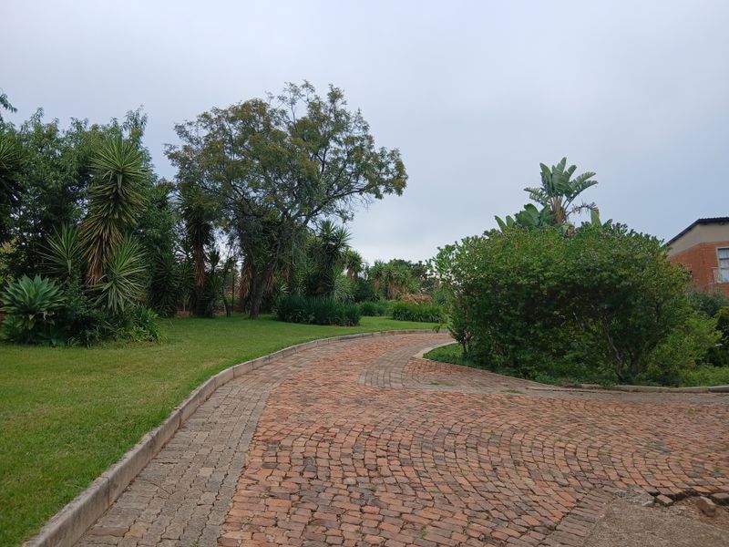 A Rare 1-Hectare Luxury Estate Offering Scale, Security & Sophisticated Living - Photo 4