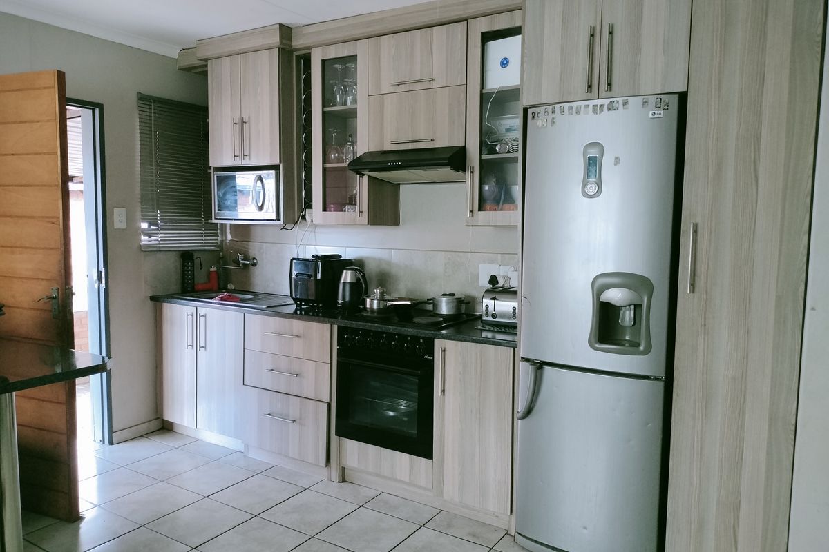 A home fit for family setting - Photo 4