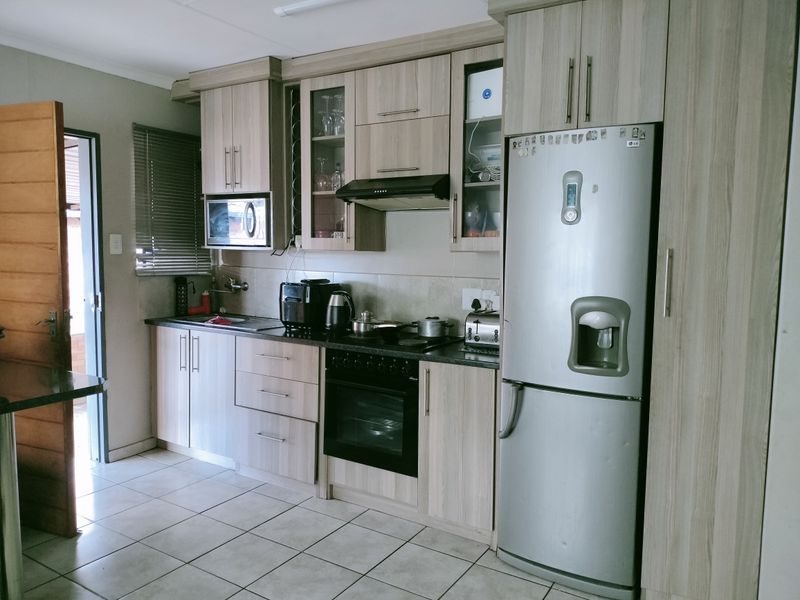 A home fit for family setting - Photo 4