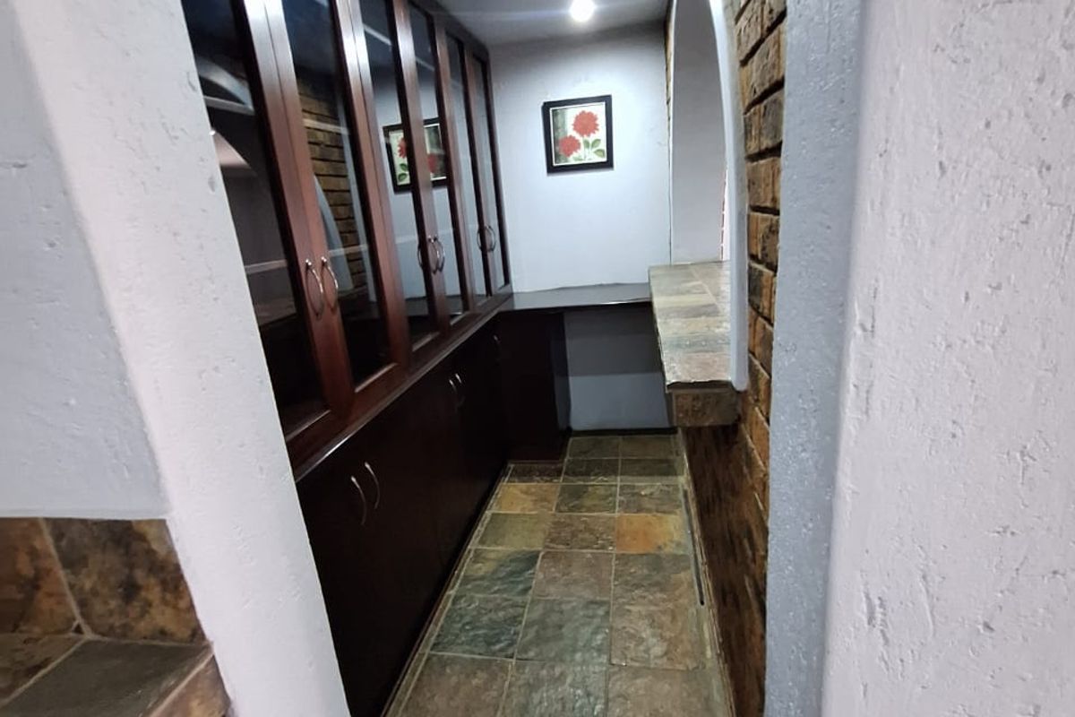 Spacious 3-Bedroom Home with Ultimate Entertainment Features - Photo 3