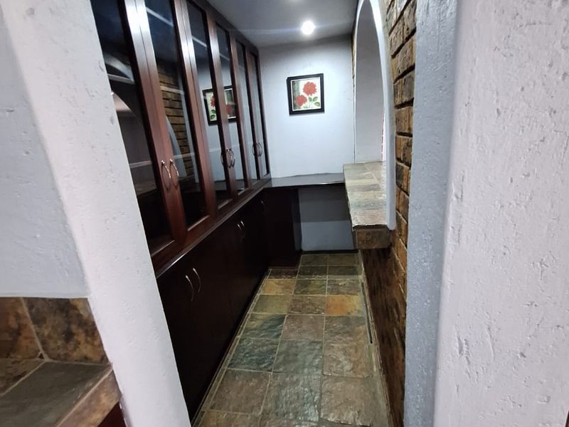 Spacious 3-Bedroom Home with Ultimate Entertainment Features - Photo 3