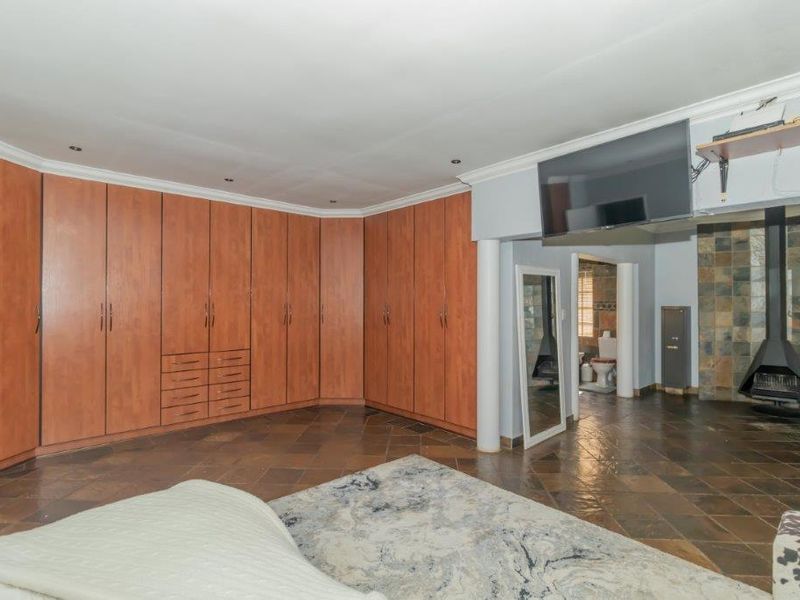 Spacious 3-Bedroom Home with Ultimate Entertainment Features - Photo 7