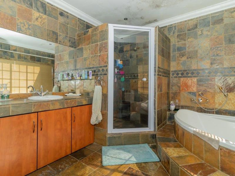 Spacious 3-Bedroom Home with Ultimate Entertainment Features - Photo 8