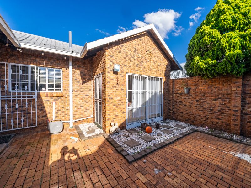 Spacious 3-Bedroom Home with Ultimate Entertainment Features - Photo 9