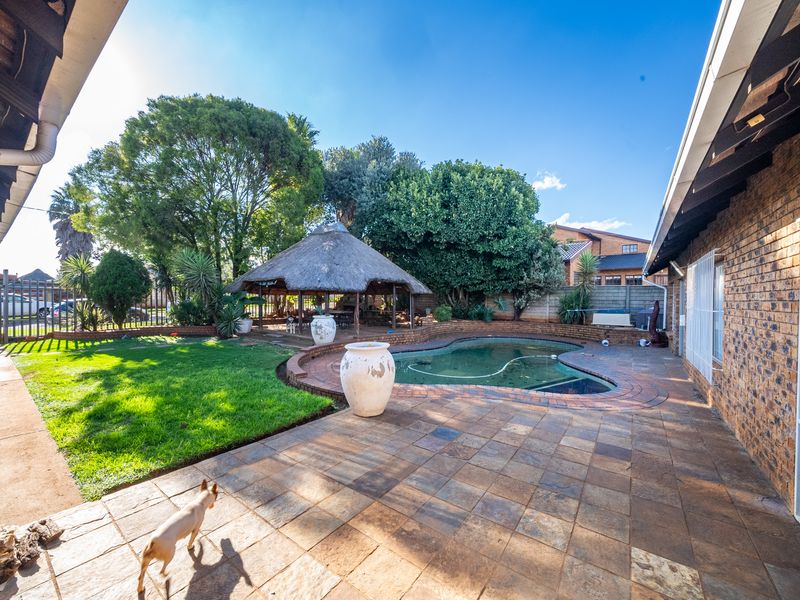 Spacious 3-Bedroom Home with Ultimate Entertainment Features - Photo 8