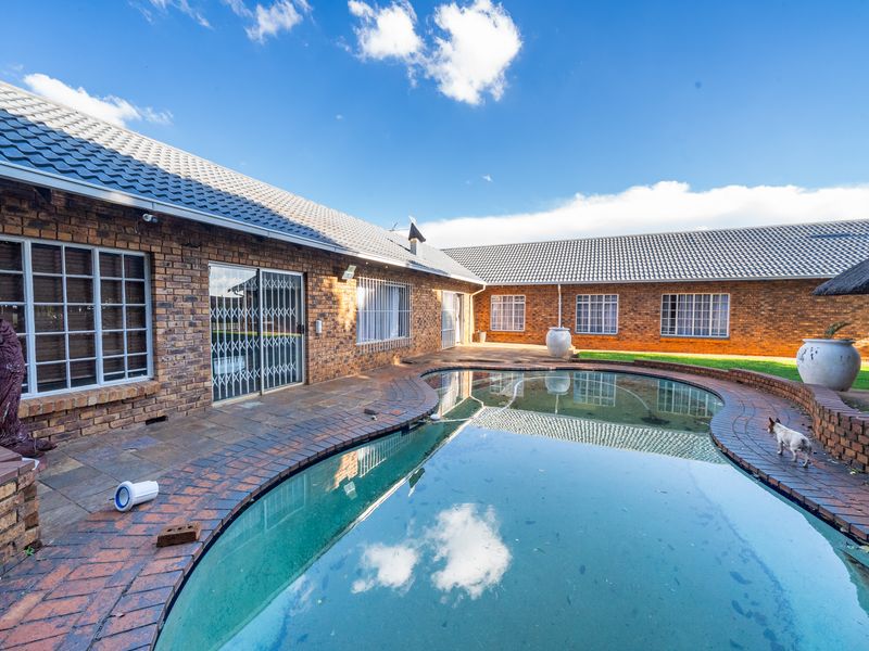 Spacious 3-Bedroom Home with Ultimate Entertainment Features - Photo 7