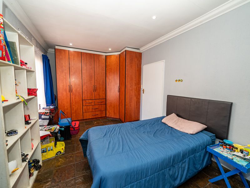 Spacious 3-Bedroom Home with Ultimate Entertainment Features - Photo 2