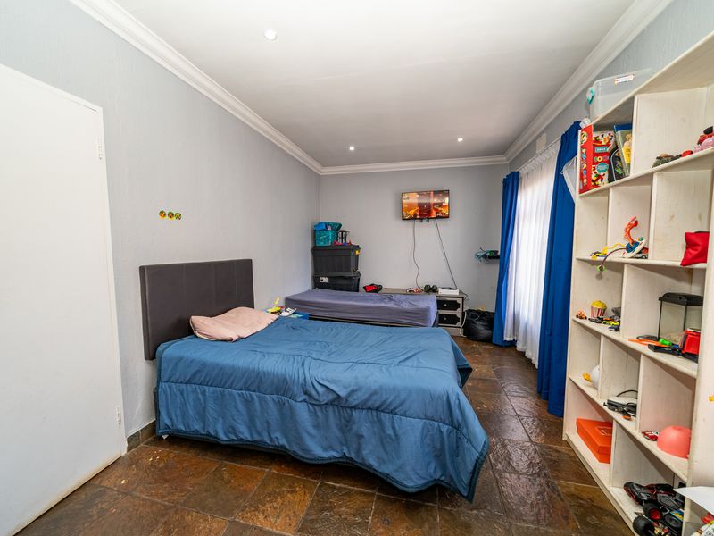 Spacious 3-Bedroom Home with Ultimate Entertainment Features - Photo 3