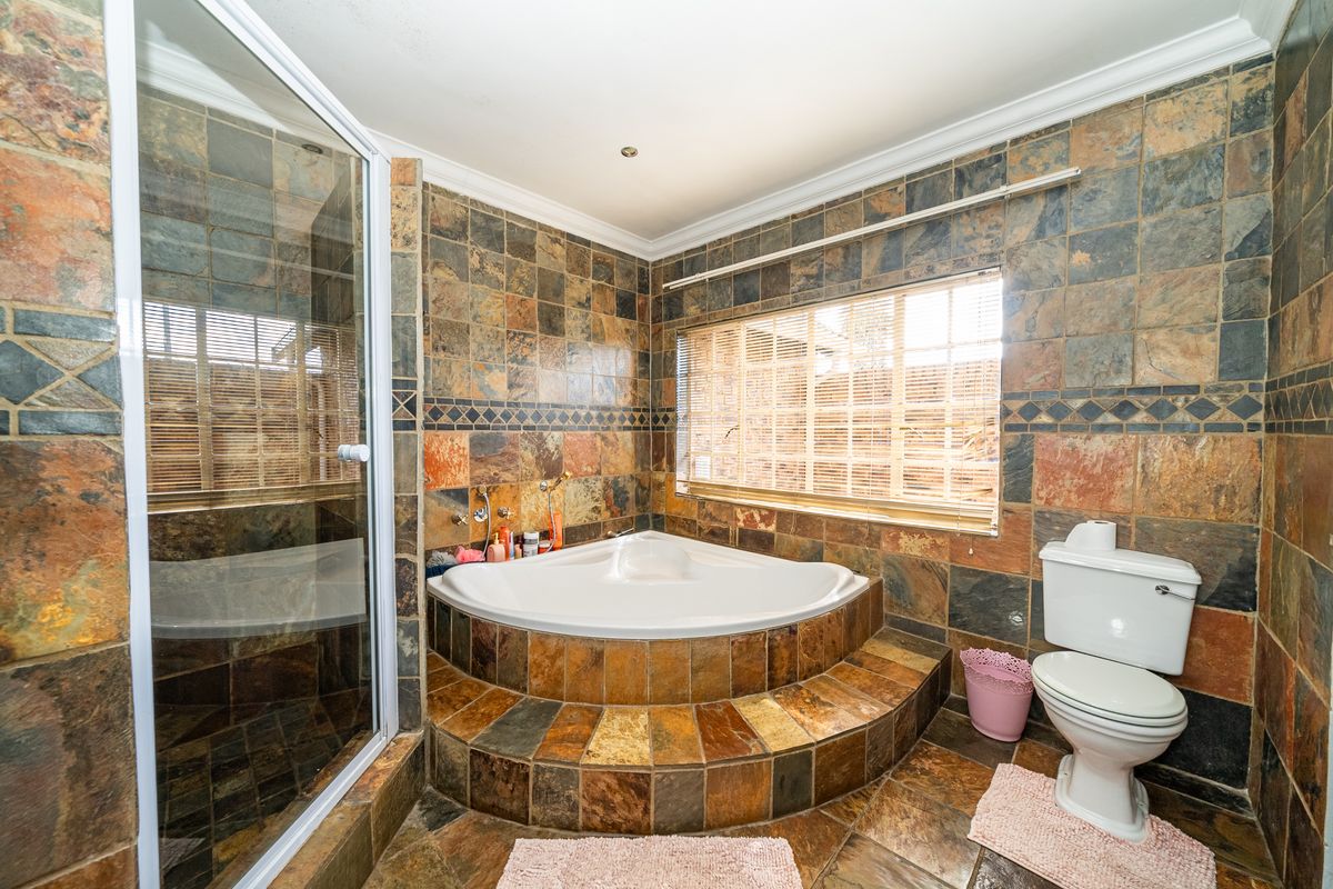 Spacious 3-Bedroom Home with Ultimate Entertainment Features - Photo 2