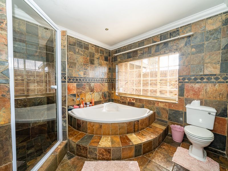 Spacious 3-Bedroom Home with Ultimate Entertainment Features - Photo 2