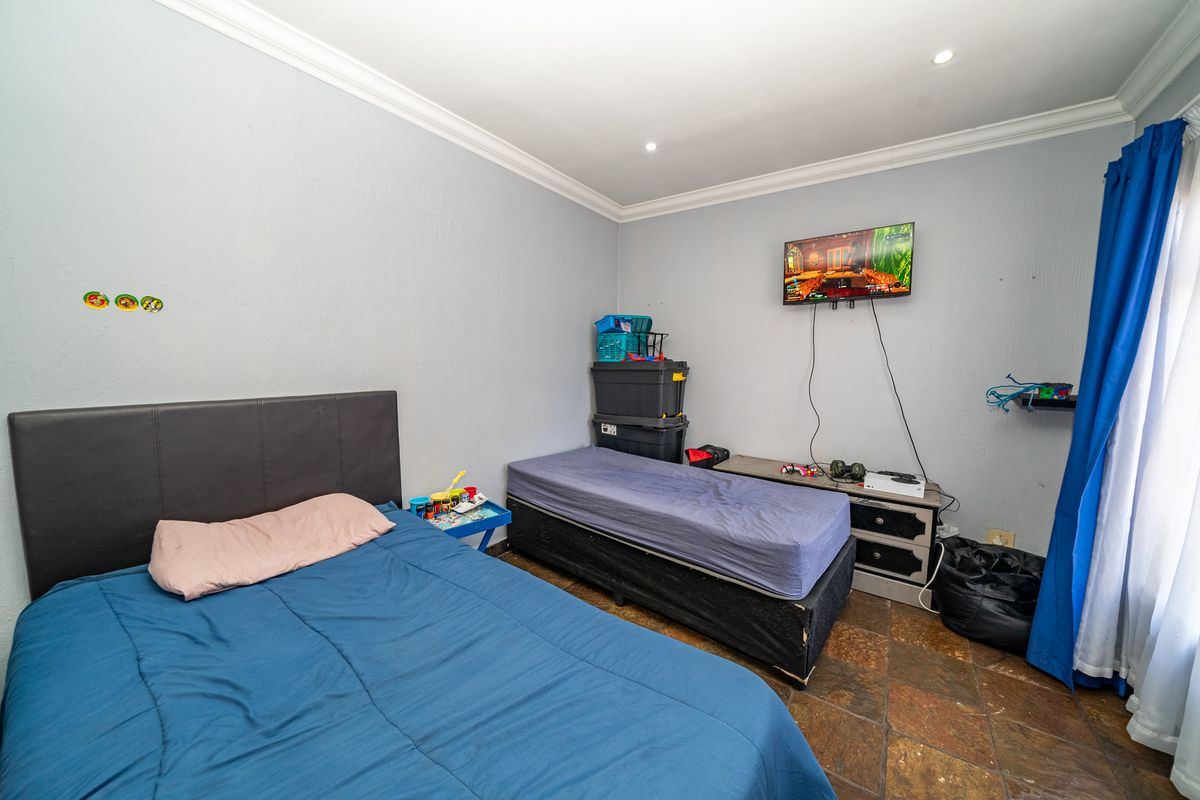 Spacious 3-Bedroom Home with Ultimate Entertainment Features - Photo 4