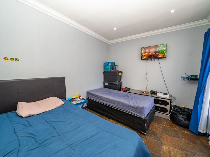 Spacious 3-Bedroom Home with Ultimate Entertainment Features - Photo 4
