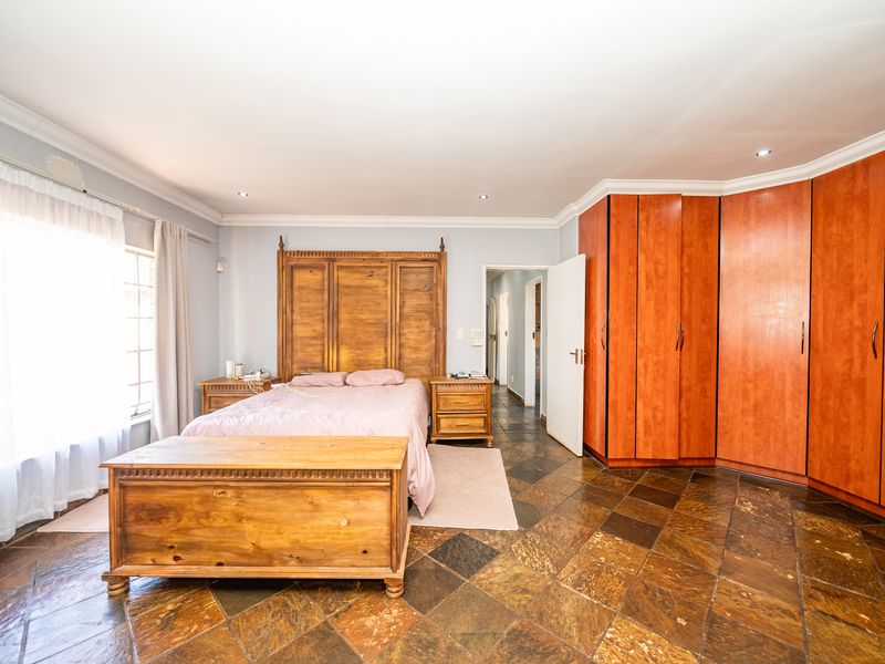 Spacious 3-Bedroom Home with Ultimate Entertainment Features - Photo 3
